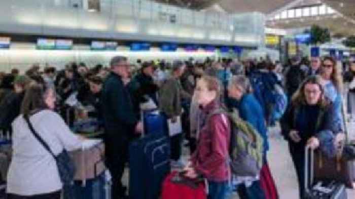 Newark air traffic controllers briefly lost contact with planes, union says
