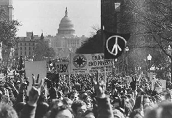 22 Photos Inside 1960s Vietnam Protests