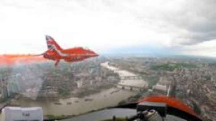 Experience the VE Day flypast from inside a Red Arrows cockpit in 360 video