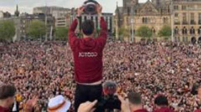 Thousands gather to celebrate Bradford City promotion
