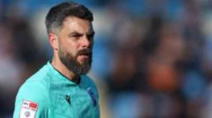 Veteran keeper Morris signs new Gills contract