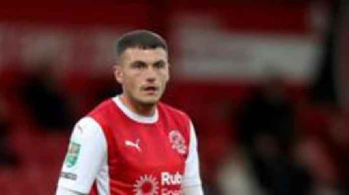 Graydon to stay at Fleetwood for another season