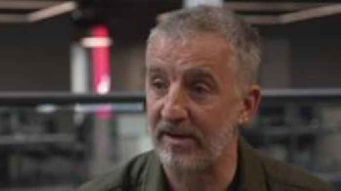 Gallai etholiad y Senedd fod yn 'seismig' i Gymru - arbenigwr