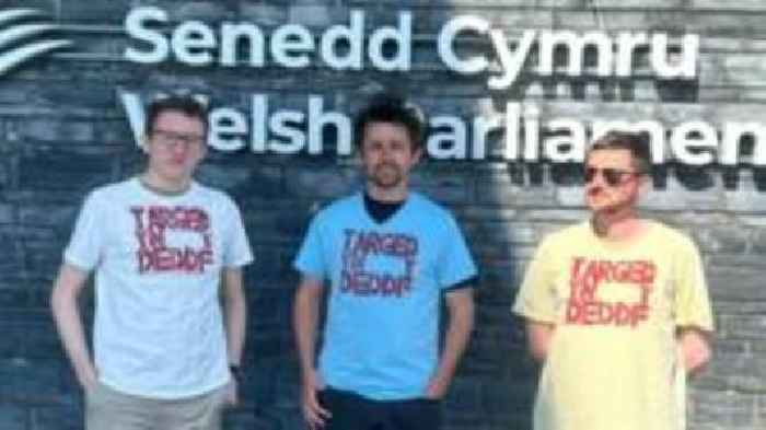 'Hel' ymgyrchwyr iaith o'r Senedd am ddillad â slogan
