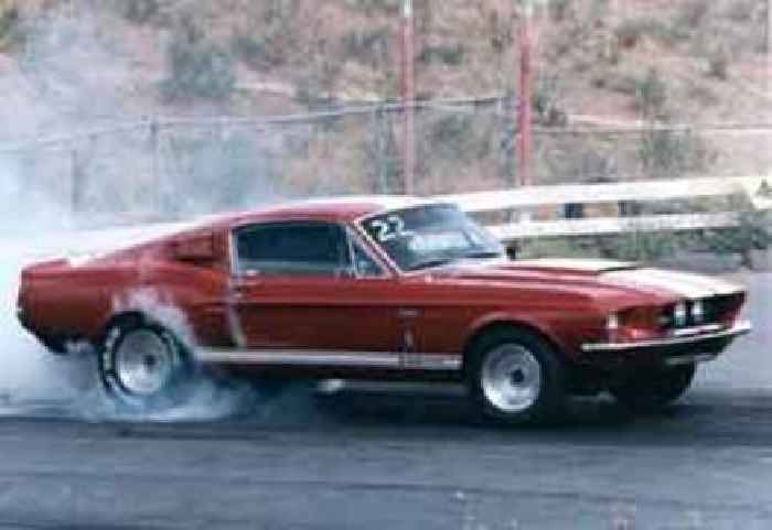 26 Tire-Smoking Muscle Car Pics