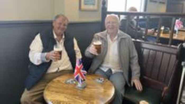 Pub celebrates VE Day by offering pints for 7p