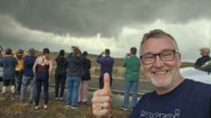 Chris Jones yn 'emosiynol' o weld tornado wrth gwrso stormydd yn UDA
