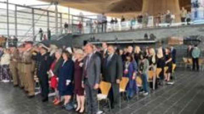 Dwy funud o dawelwch ar draws Cymru ar ddiwrnod cofio VE