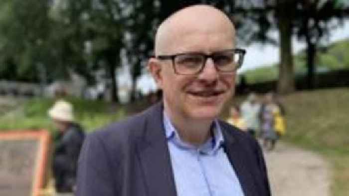 Simon Brooks yn camu nôl o gadeiryddiaeth Comisiwn Cymunedau Cymraeg