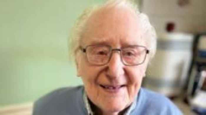 Veteran recalls raw onion sandwiches on VE Day