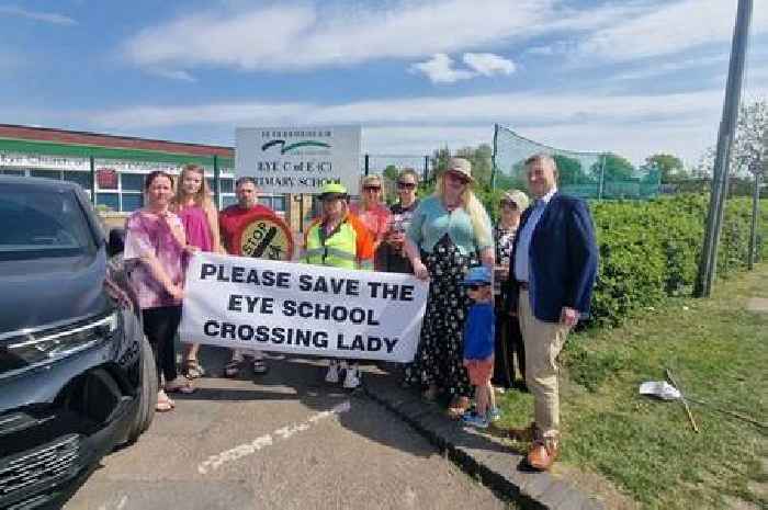 Councillors use community funds to keep lollipop lady until end of school year
