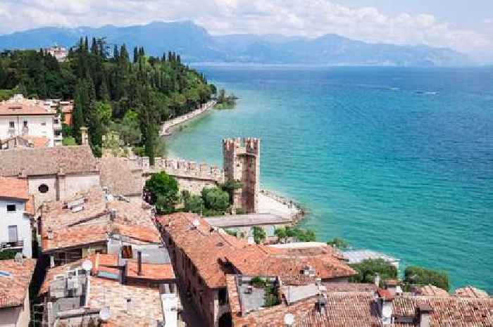 75,000 tourists descend on tiny town with population of 8,000 creating 'gridlock'