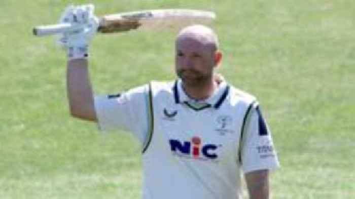 Essex slump towards defeat by Yorkshire