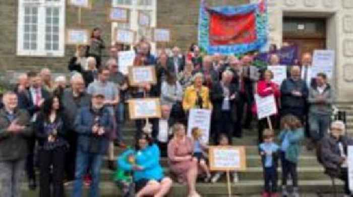 Cyngor i ystyried dau opsiwn ar gyfer ysgol anghenion ychwanegol newydd