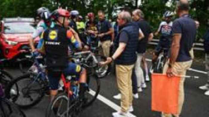 Hindley out of Giro stage six after mass crash