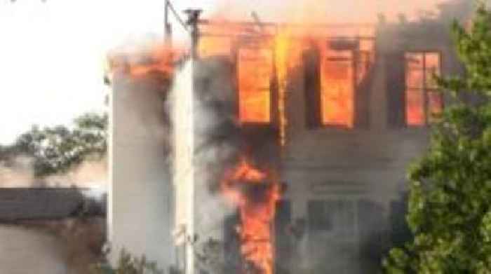 Huge fire engulfs historic plantation house in Louisiana