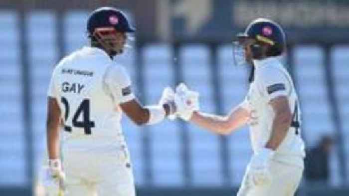 Durham batters fight back against leaders Notts