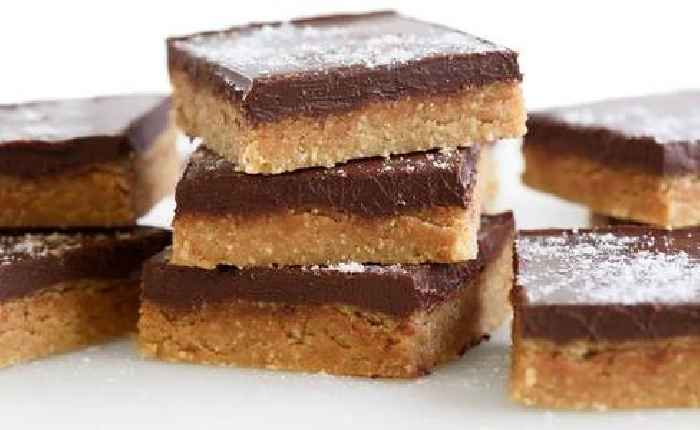 I make healthy chocolate peanut butter bar that tastes better than a Snickers