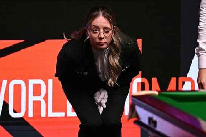 World Championship final ref who clashed with Ronnie O'Sullivan giving away special item