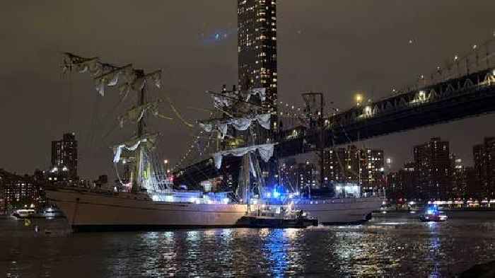 Mexican navy training vessel hits New York's Brooklyn Bridge