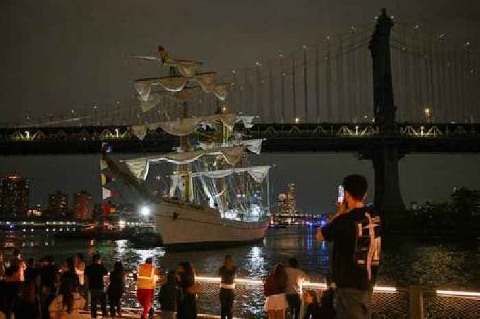 News24 | 2 dead as Mexico Navy ship crashes into New York Brooklyn Bridge