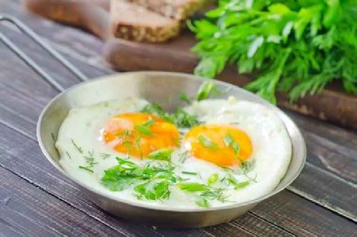 Make perfect fried egg in 30 seconds without using a frying pan