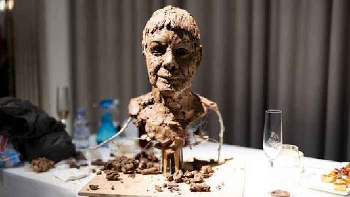 Royal sculptor makes bust of Dame Judi Dench live on stage