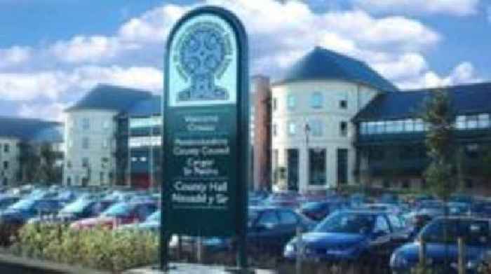 Cyngor yn diwygio cynnig i ofyn pam fod rhieni'n dewis addysg Gymraeg