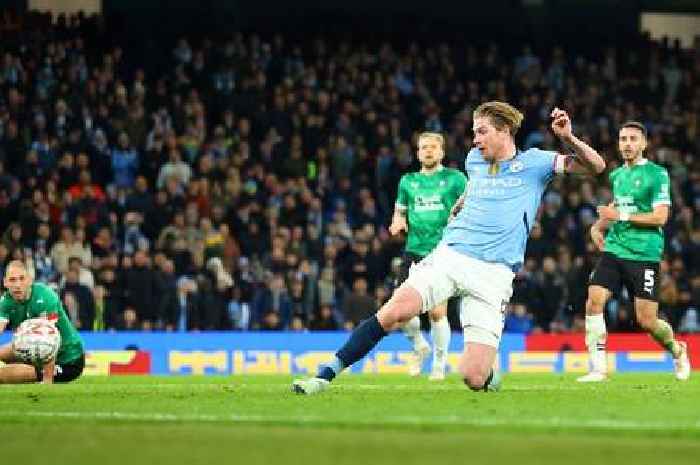 Kevin De Bruyne snubs Mohamed Salah's Liverpool invite as he makes decision on next club