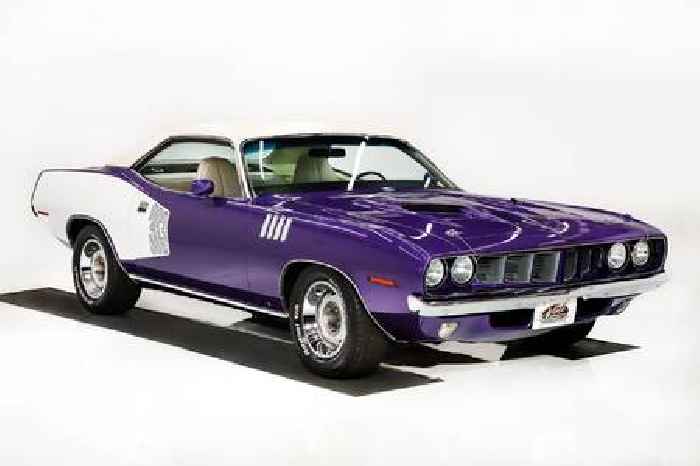 In-Violet 1971 Plymouth Cuda Doesn't Need a 426 Hemi To Stand Out