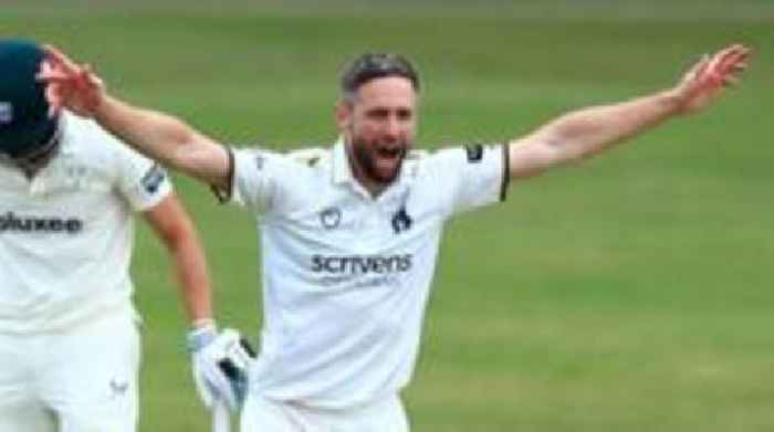 Returning Woakes helps put Bears on top against Worcs