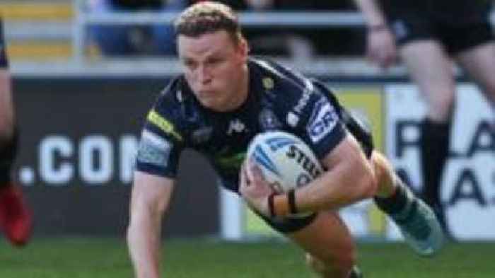 Wigan thump Catalans to keep pace with leaders