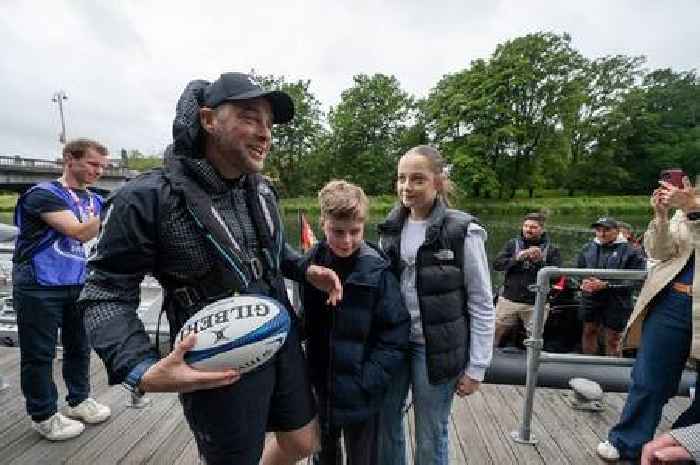 Inspirational Welsh rugby figure with terminal cancer arrives in Cardiff after rowing from Tenby
