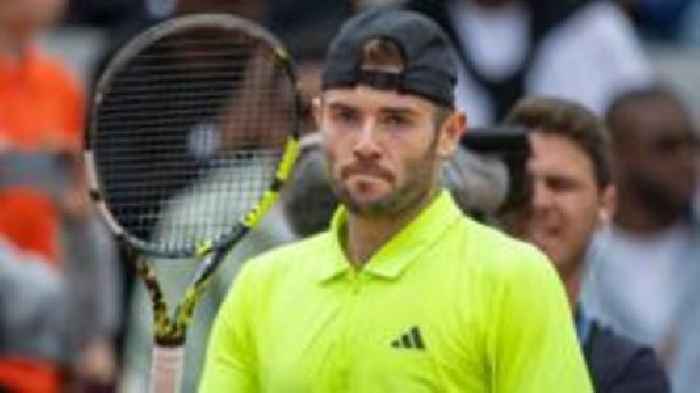 Fearnley beats Wawrinka on French Open debut