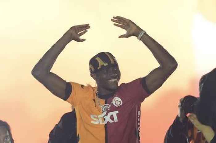 Victor Osimhen sends new double message as Chelsea £161m transfer decision imminent