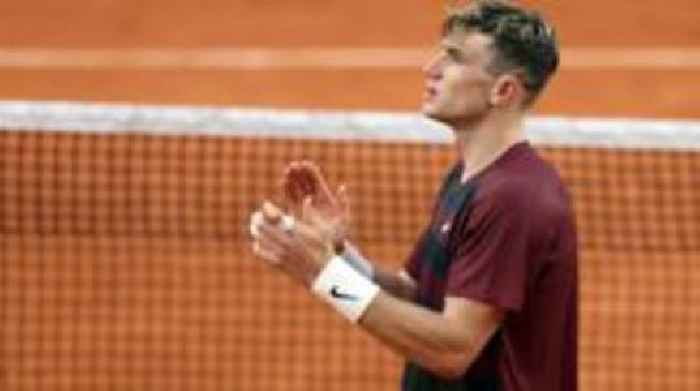 Draper recovers to earn maiden French Open win