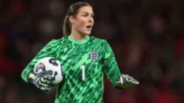 Earps announces shock England retirement after losing place