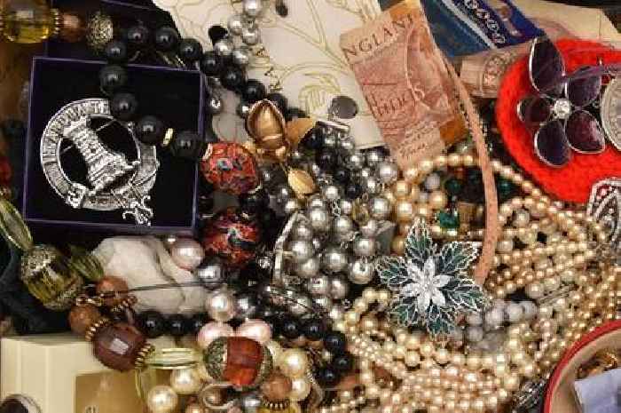 Midland auctioneer spots £2.3k diamond brooch hidden in box of old jewellery