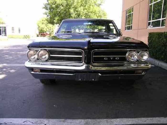 The Battle for This 1964 Pontiac GTO Is Getting Intense, Users Planning Last-Minute Bids