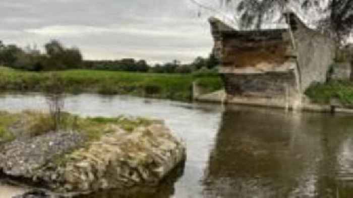 Cael gwared ar gynlluniau i ail adeiladu pont syrthiodd mewn storm