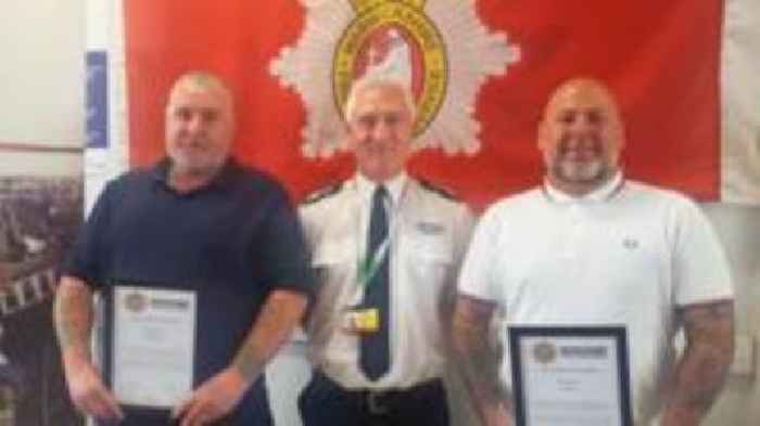 Men who rescued family from submerged car get award