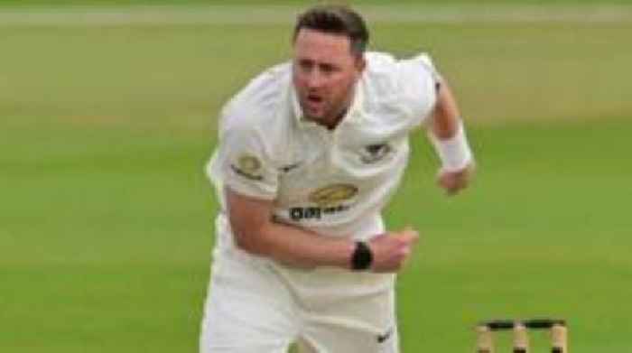 Robinson and Carter sign new Sussex contracts
