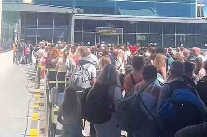 'Inhuman' queues at Spanish airport force officials into emergency meeting