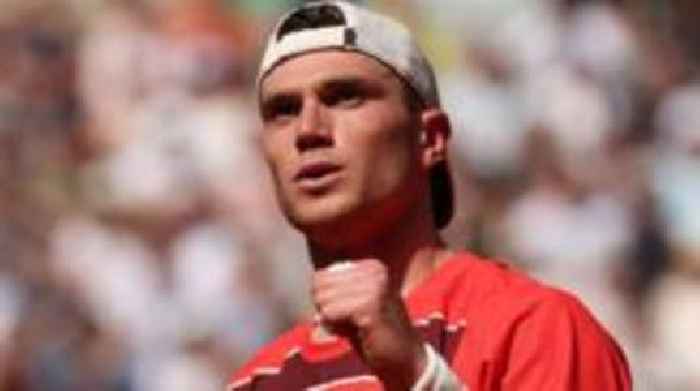 Draper outclasses rising star Fonseca at French Open