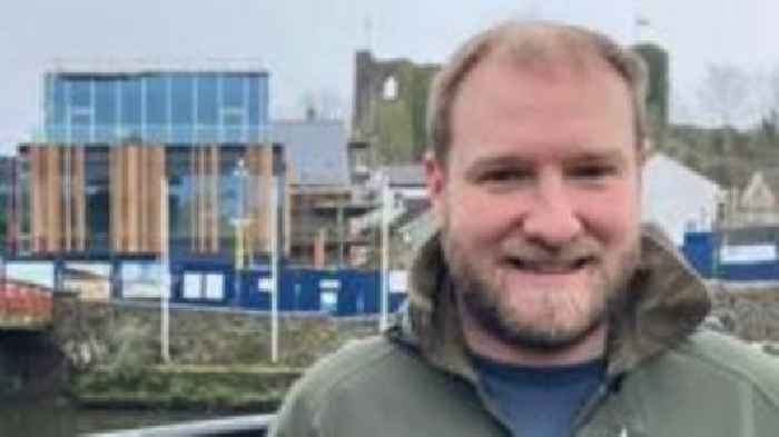 Dirprwy arweinydd yn goroesi cynnig diffyg hyder dros ffrae iaith