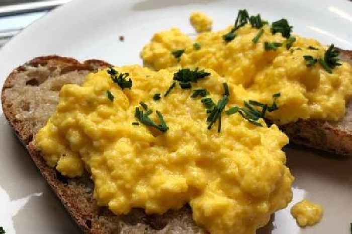 How to make light and fluffy scrambled eggs in 75 seconds without a frying pan