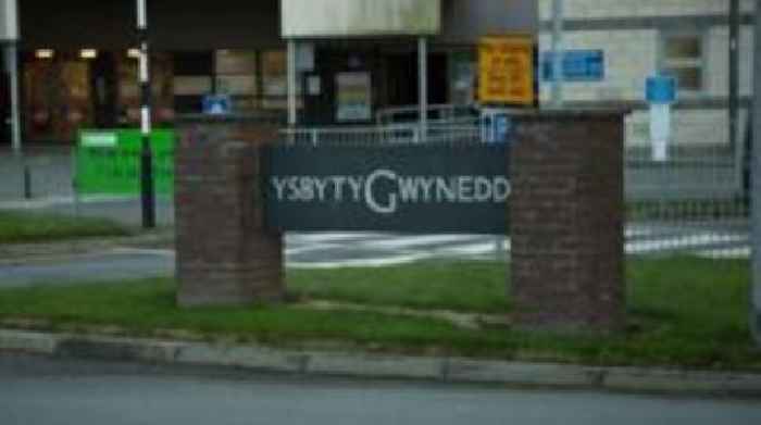 Angen rhai gwelliannau brys wedi arolygiad mamolaeth Ysbyty Gwynedd