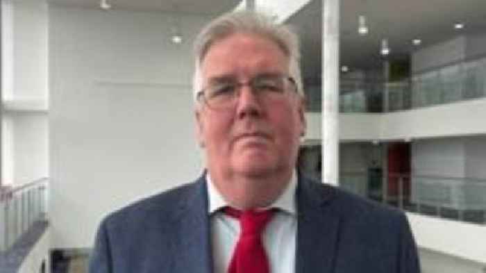 'Fydd cleifion Betsi ddim yn disgwyl mwy na dwy flynedd am driniaeth'
