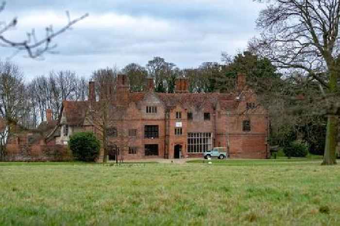Jamie Oliver wants to open a bakery in the grounds of his Grade I listed mansion