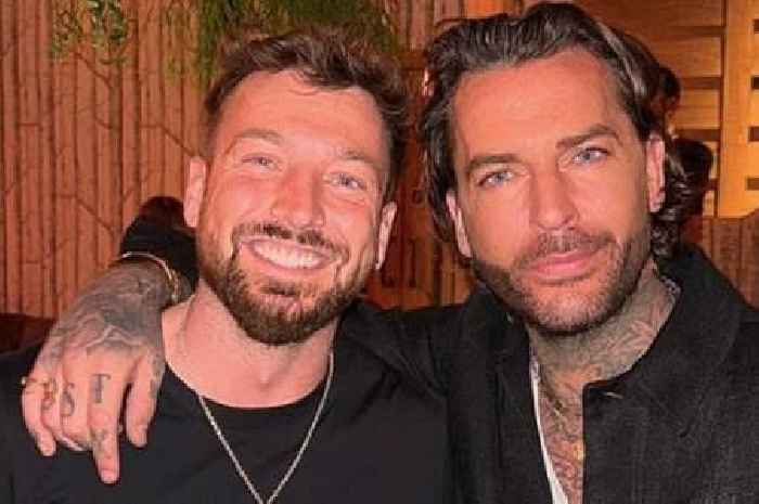 Pete Wicks savagely mocks Zara McDermott with hilarious sign as he cheers on Sam Thompson